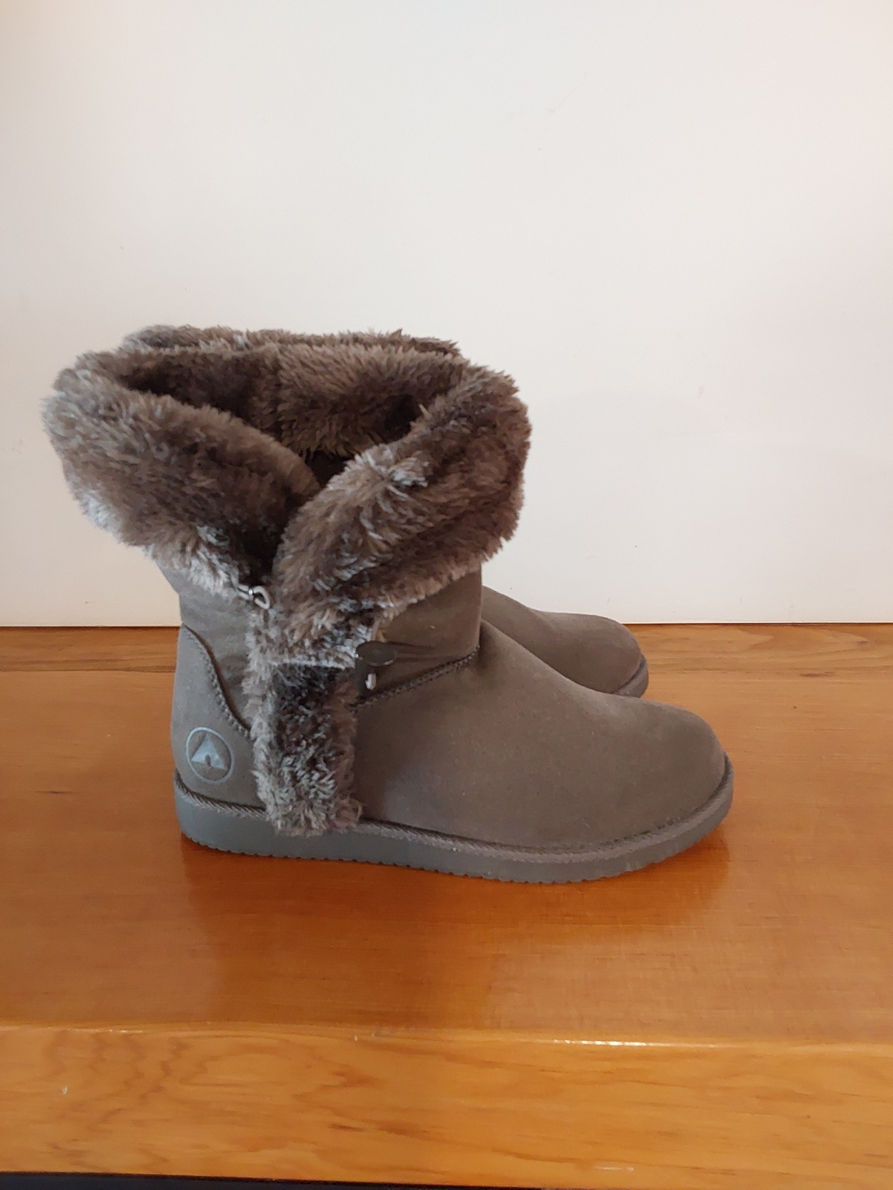 Ladies Gray AIRWALK Faux Fur Trim Boots - Size 7.5